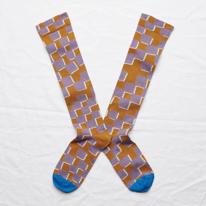 Bonne Maison Kniestrümpfe In Lila Auf Ockergelb Bonne Maison Kniestrümpfe In Lila Auf Ockergelb