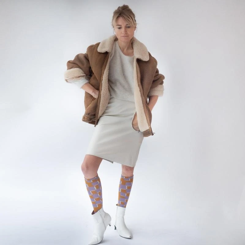 Bonne Maison Kniestrümpfe In Lila Auf Ockergelb Bonne Maison Kniestrümpfe In Lila Auf Ockergelb