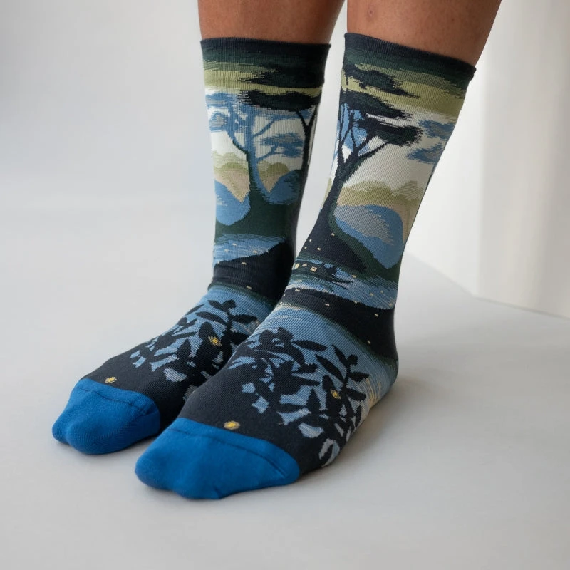 Bonne Maison SALE Motivsocken Landschaft Mit Glühwürmchen 4 Bonne Maison SALE Motivsocken Landschaft Mit Glühwürmchen