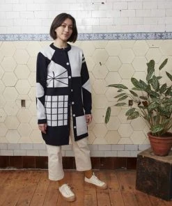 Donna Wilson Nachtblau Weißer Langer Cardigan Aus Lamwolle 4 Donna Wilson Nachtblau Weißer Langer Cardigan Aus Lamwolle