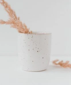 Eulenschnitt Kaffeebecher / Teebecher Aus Heller Keramik Gedeckter Tisch