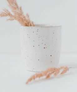 Eulenschnitt Kaffeebecher / Teebecher Aus Heller Keramik Gedeckter Tisch