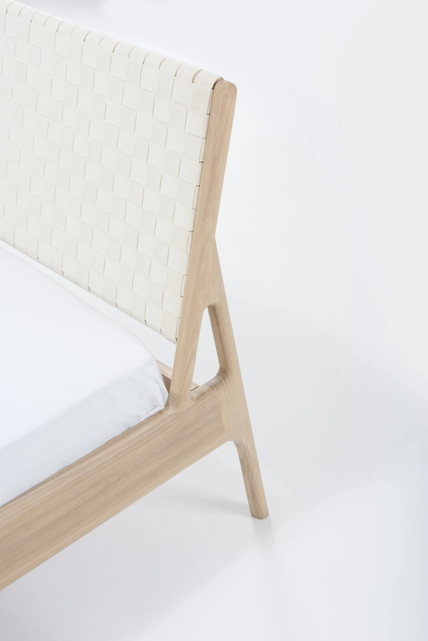 Gazzda FAWN Bett Deep Frame - Eiche Mit Kopfteil Aus Baumwollband- Geflecht Gazzda FAWN Bett Deep Frame - Eiche Mit Kopfteil Aus Baumwollband- Geflecht