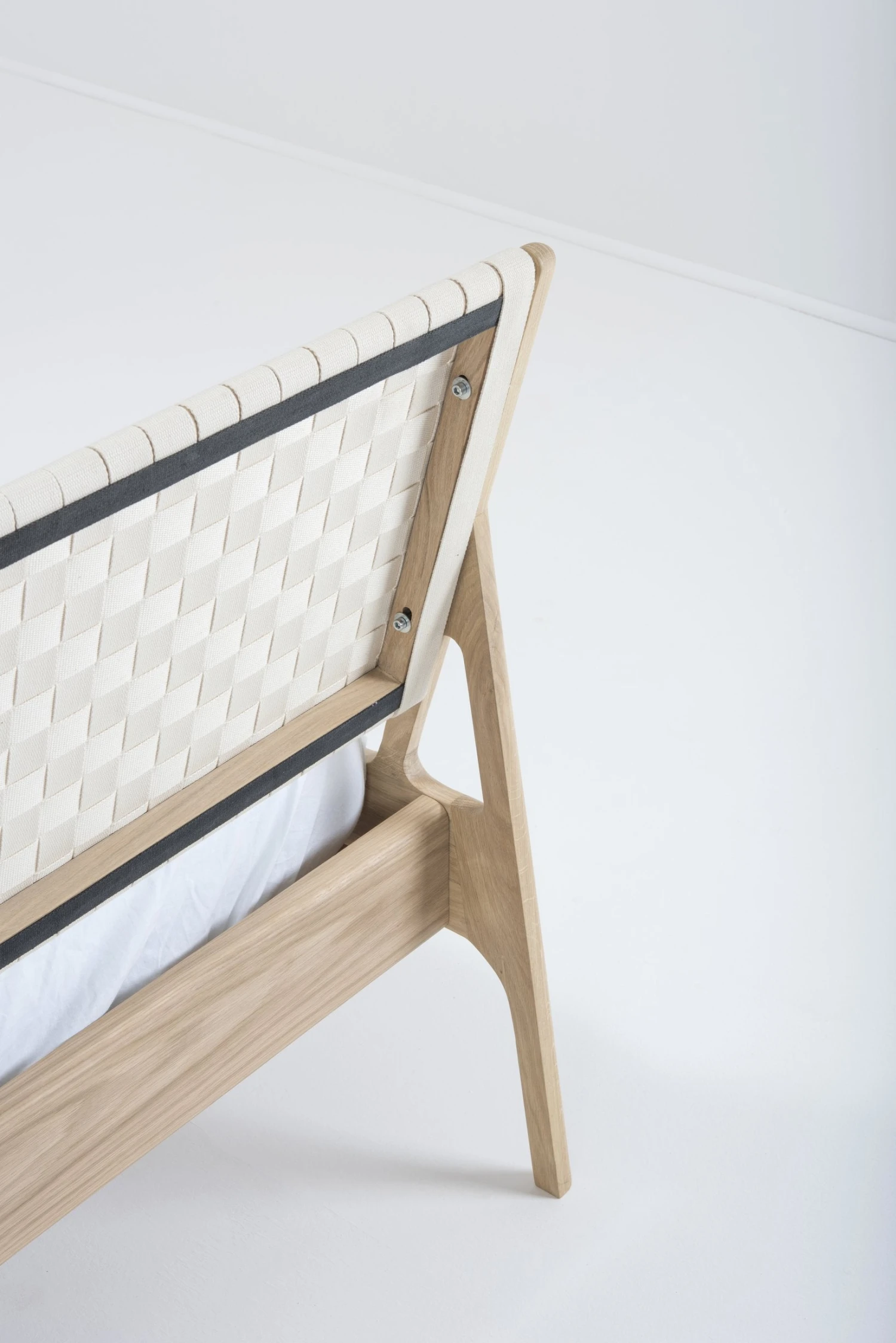 Gazzda FAWN Bett Deep Frame - Eiche Mit Kopfteil Aus Baumwollband- Geflecht Gazzda FAWN Bett Deep Frame - Eiche Mit Kopfteil Aus Baumwollband- Geflecht