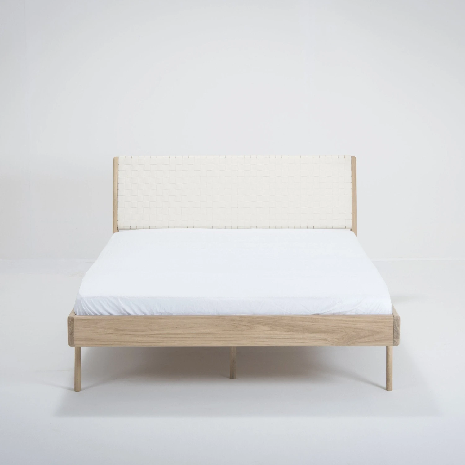 Gazzda FAWN Bett Deep Frame - Eiche Mit Kopfteil Aus Baumwollband- Geflecht Gazzda FAWN Bett Deep Frame - Eiche Mit Kopfteil Aus Baumwollband- Geflecht