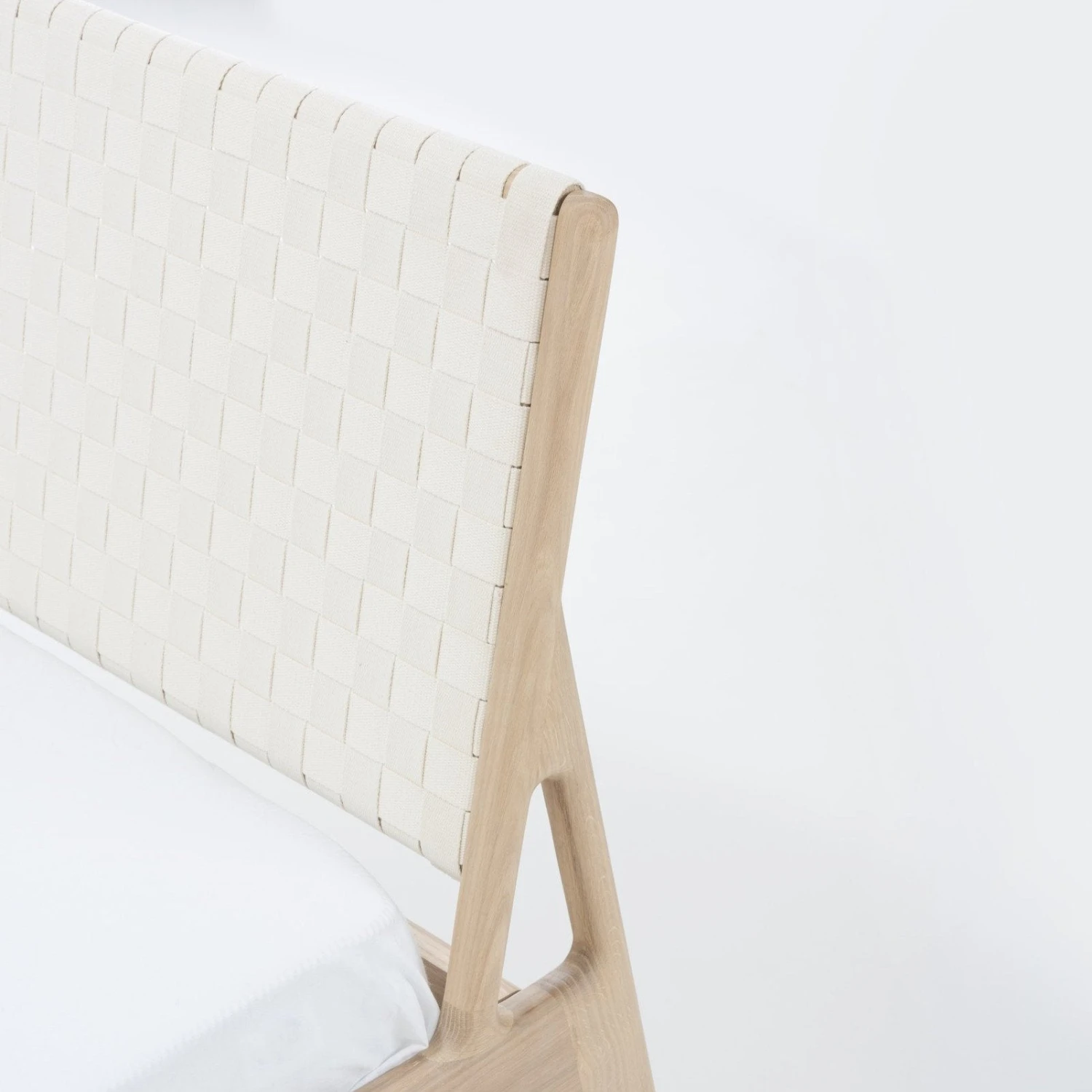 Gazzda FAWN Bett Deep Frame - Eiche Mit Kopfteil Aus Baumwollband- Geflecht Gazzda FAWN Bett Deep Frame - Eiche Mit Kopfteil Aus Baumwollband- Geflecht