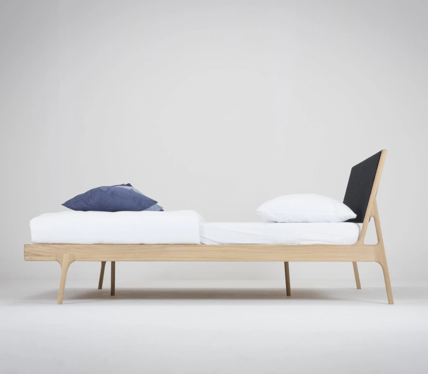 Gazzda FAWN Bett Deep Frame - Eiche Mit Kopfteil Aus Baumwollband- Geflecht Gazzda FAWN Bett Deep Frame - Eiche Mit Kopfteil Aus Baumwollband- Geflecht