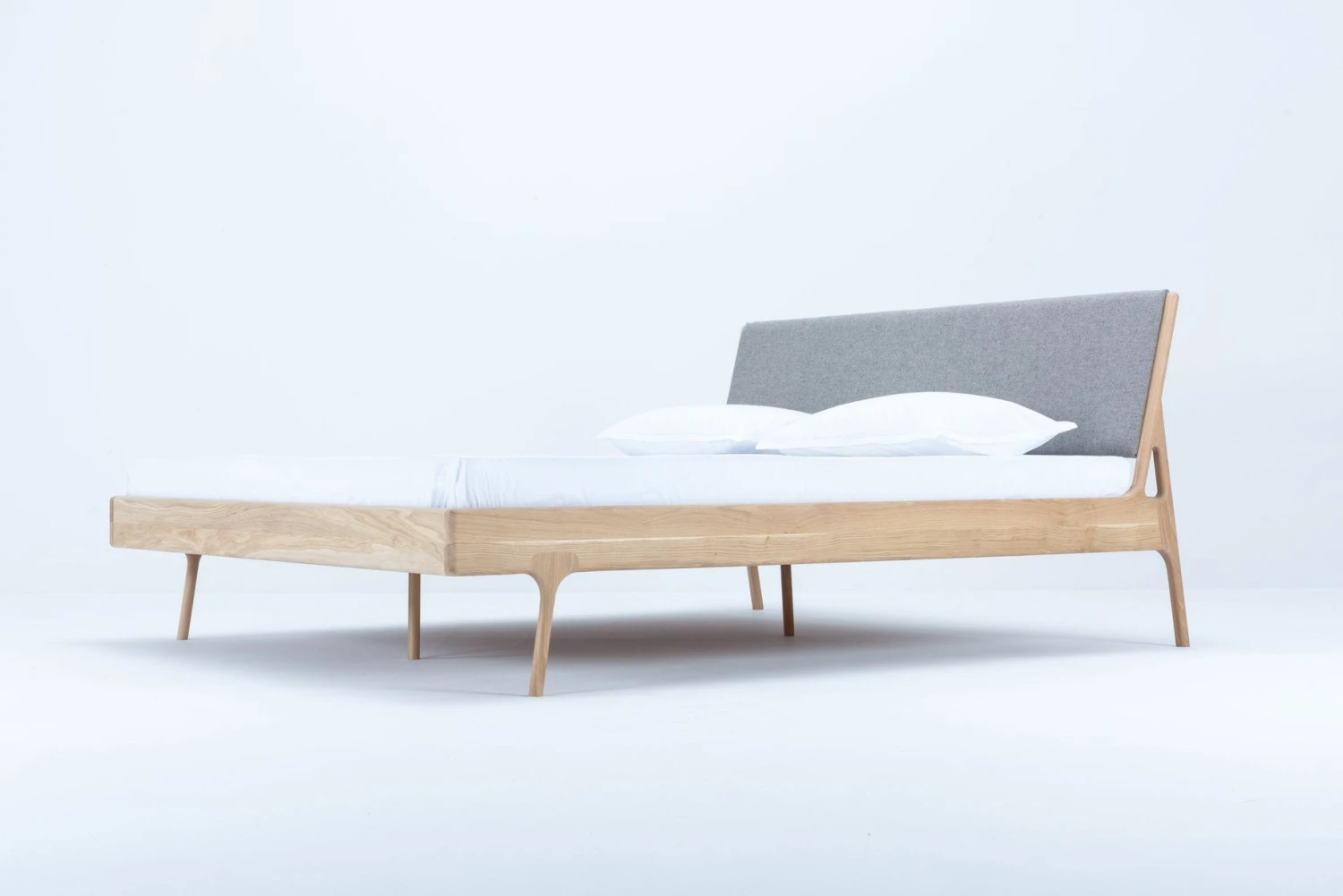 Gazzda FAWN Bett Deep Frame - Eiche Mit Kopfteil Aus Facet Felt Wolle Mit Polyamid Gazzda FAWN Bett Deep Frame - Eiche Mit Kopfteil Aus Facet Felt Wolle Mit Polyamid