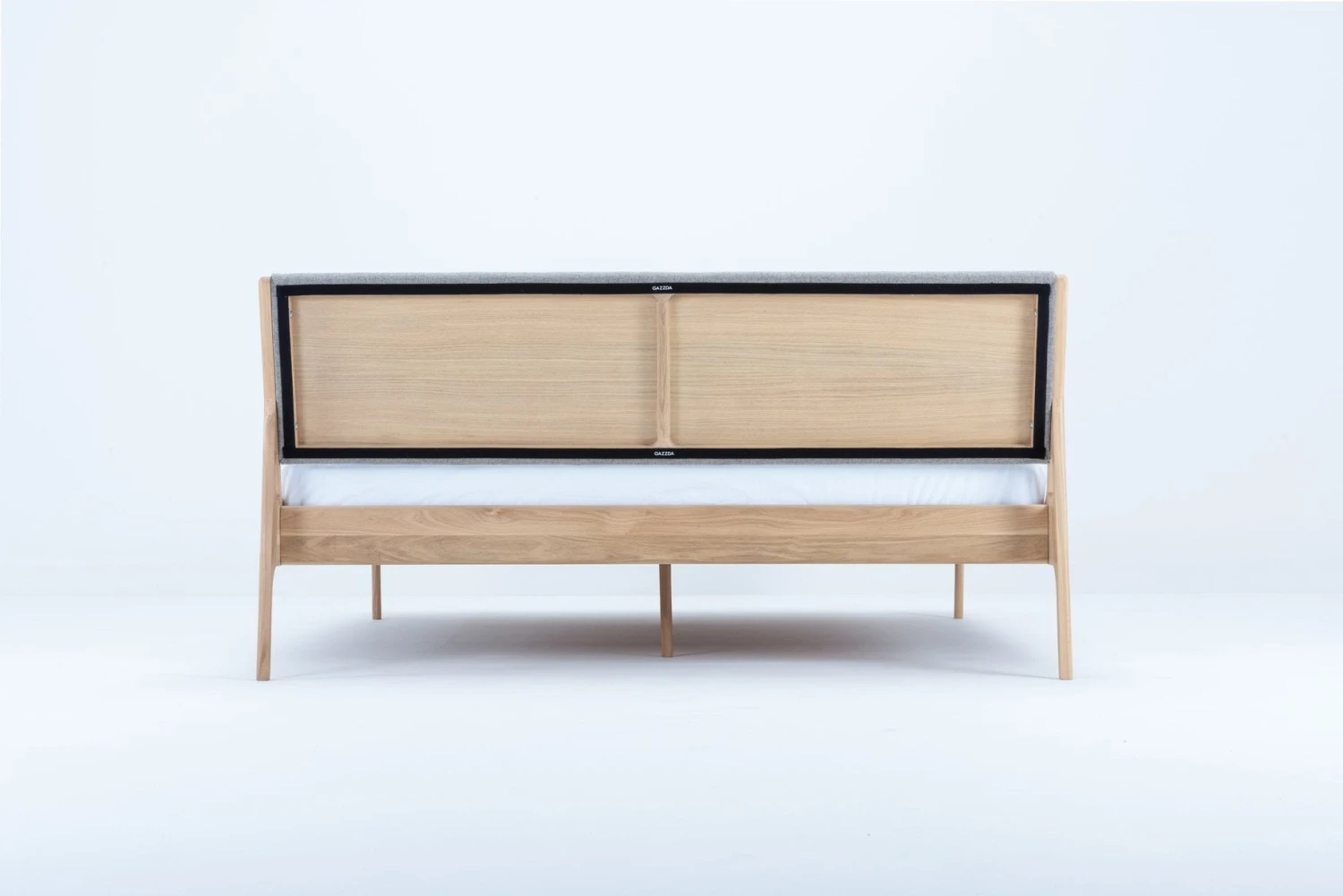 Gazzda FAWN Bett Deep Frame - Eiche Mit Kopfteil Aus Facet Felt Wolle Mit Polyamid Gazzda FAWN Bett Deep Frame - Eiche Mit Kopfteil Aus Facet Felt Wolle Mit Polyamid