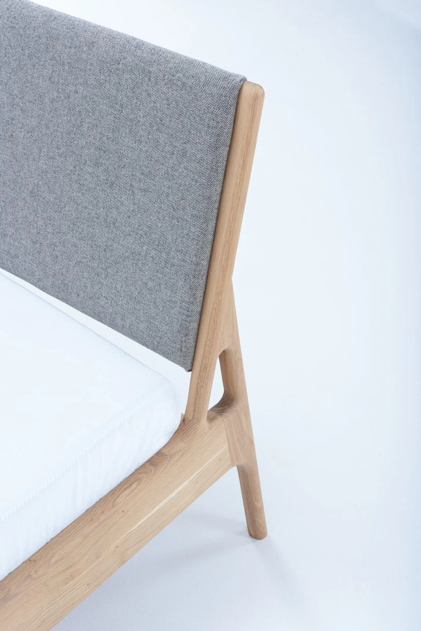 Gazzda FAWN Bett Deep Frame - Eiche Mit Kopfteil Aus Facet Felt Wolle Mit Polyamid Gazzda FAWN Bett Deep Frame - Eiche Mit Kopfteil Aus Facet Felt Wolle Mit Polyamid