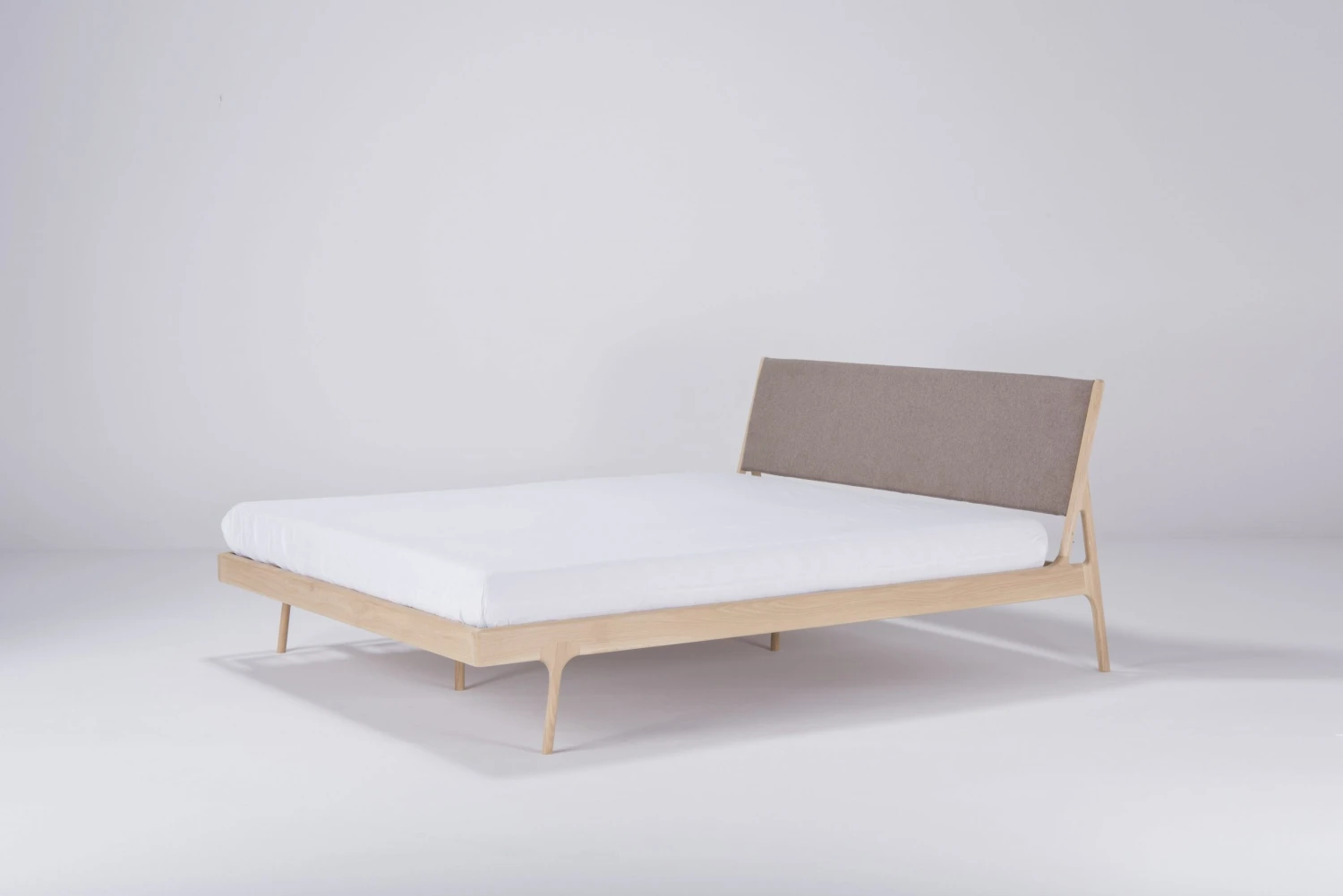 Gazzda FAWN Bett Schmaler Rahmen - Eiche Mit Kopfteil Aus Facet Felt Wolle Mit Polyamid Gazzda FAWN Bett Schmaler Rahmen - Eiche Mit Kopfteil Aus Facet Felt Wolle Mit Polyamid