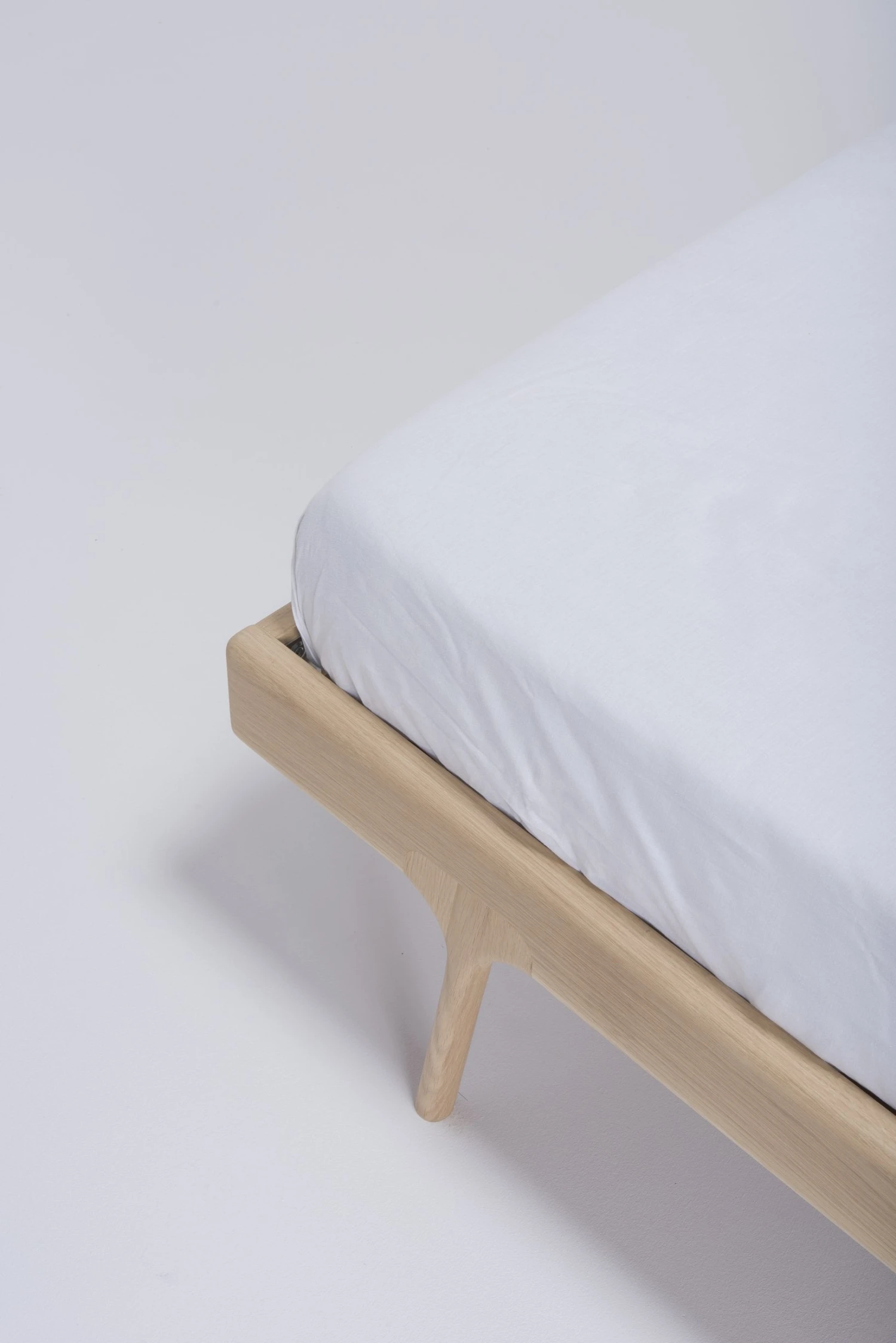 Gazzda FAWN Bett Schmaler Rahmen - Eiche Mit Kopfteil Aus Facet Felt Wolle Mit Polyamid Gazzda FAWN Bett Schmaler Rahmen - Eiche Mit Kopfteil Aus Facet Felt Wolle Mit Polyamid