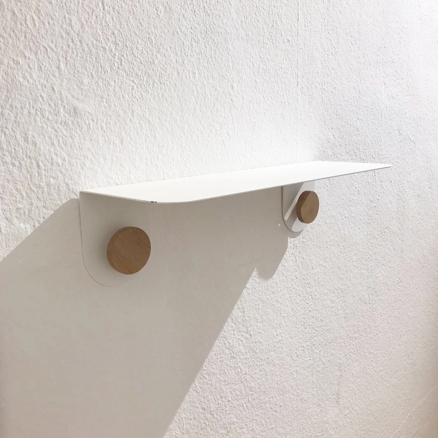 Gazzda Möbel Hook Wall Shelf 50 Weiß Gazzda Möbel Hook Wall Shelf 50 Weiß