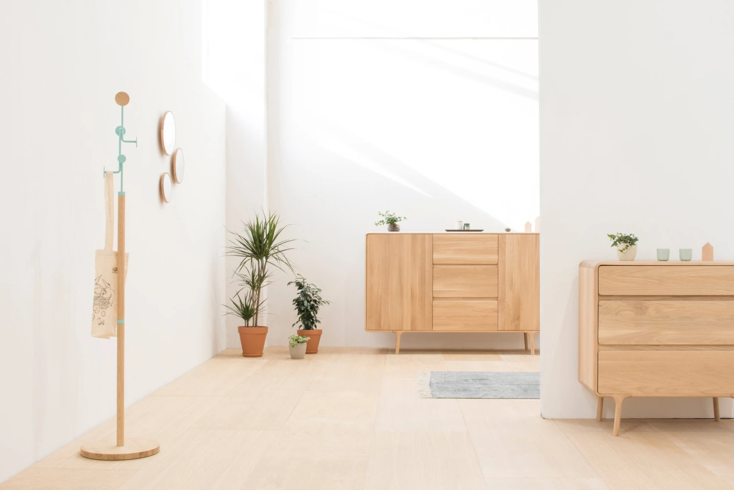 Möbel Hohes Sideboard Aus Massiver Eiche - Dresser FAWN Von Gazzda Möbel Hohes Sideboard Aus Massiver Eiche - Dresser FAWN Von Gazzda