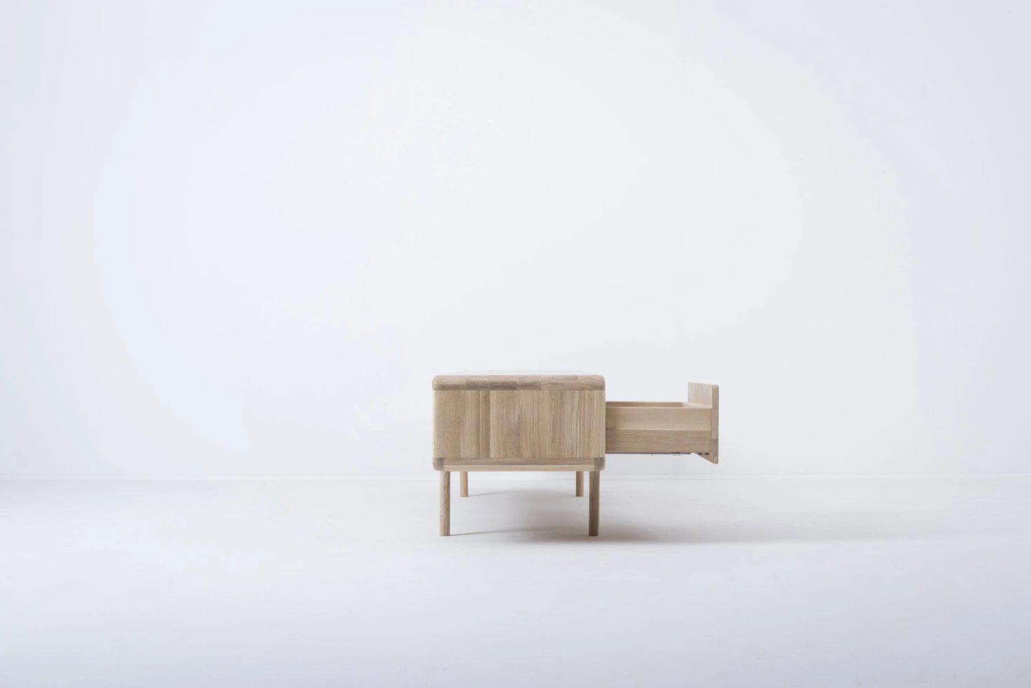 Lowboard FAWN - Niedriges Sideboard Mit Zwei Schubladen Und Mittigem Offenen Fach - Von Gazzda Möbel Lowboard FAWN - Niedriges Sideboard Mit Zwei Schubladen Und Mittigem Offenen Fach - Von Gazzda Möbel