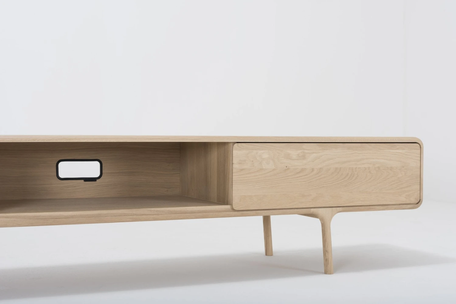 Lowboard FAWN - Niedriges Sideboard Mit Zwei Schubladen Und Mittigem Offenen Fach - Von Gazzda Möbel Lowboard FAWN - Niedriges Sideboard Mit Zwei Schubladen Und Mittigem Offenen Fach - Von Gazzda Möbel