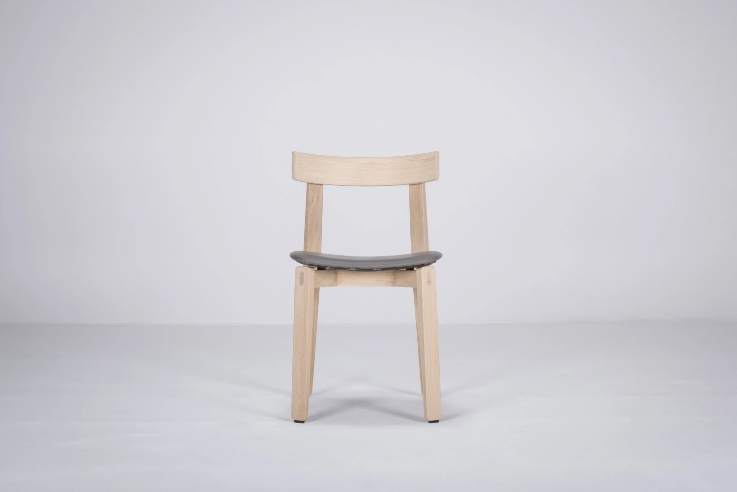 Gazzda NORA Stuhl Aus Massiver Eiche Mit Lederbezug - 2 Stühle / 575 € Pro Stuhl Möbel Gazzda NORA Stuhl Aus Massiver Eiche Mit Lederbezug - 2 Stühle / 575 € Pro Stuhl Möbel