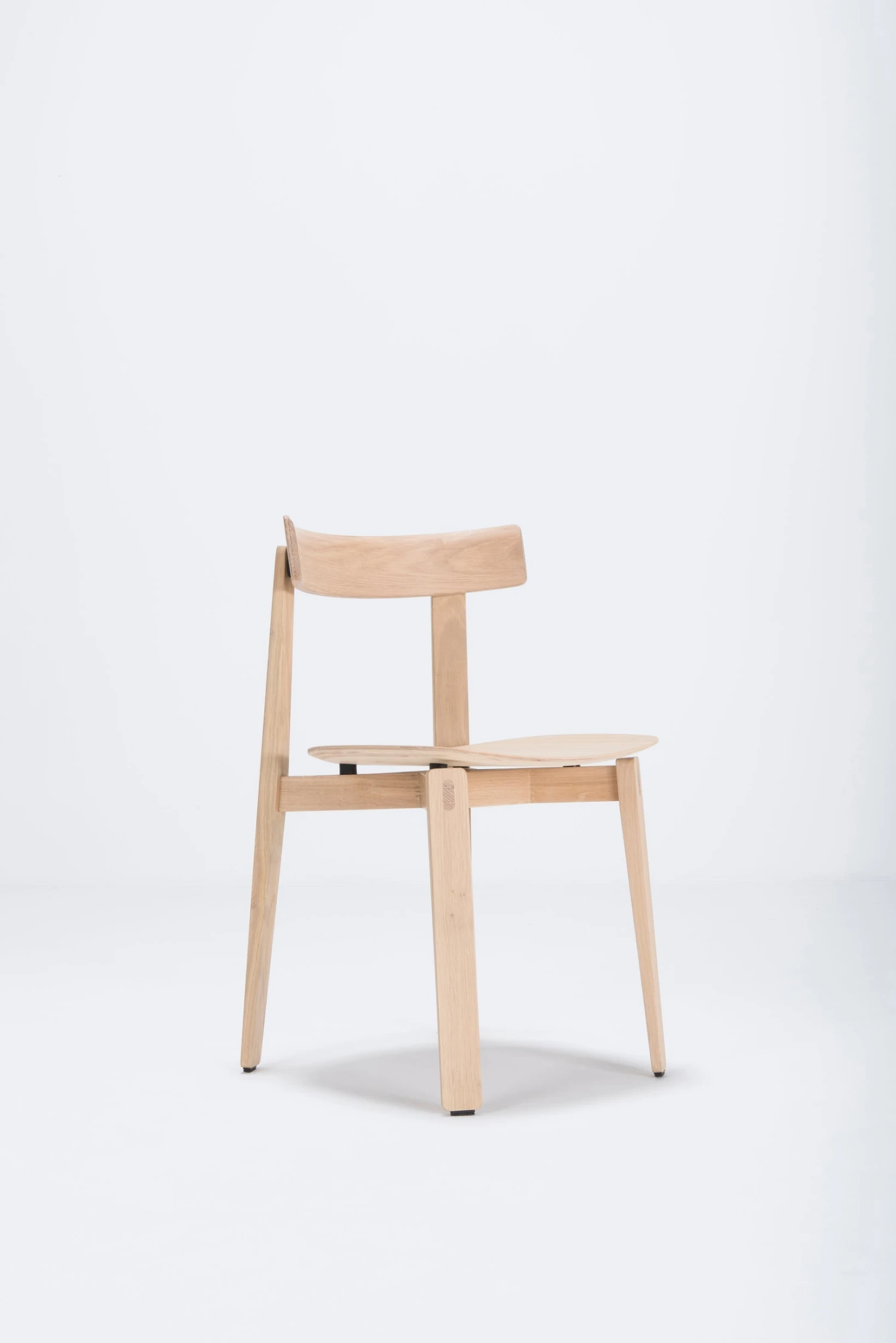 Gazzda NORA Stuhl Aus Massiver Eiche Mit Sitz Aus Furnier - 2 Stühle / 420 € Pro Stuhl Möbel 9 Gazzda NORA Stuhl Aus Massiver Eiche Mit Sitz Aus Furnier - 2 Stühle / 420 € Pro Stuhl Möbel