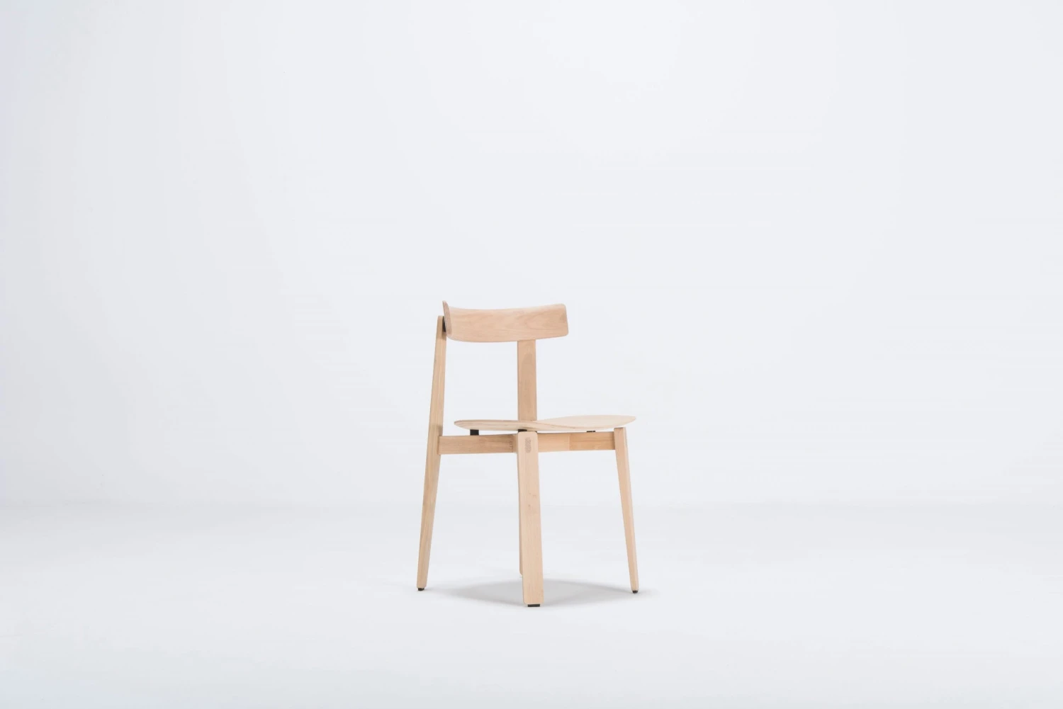 Gazzda NORA Stuhl Aus Massiver Eiche Mit Sitz Aus Furnier - 2 Stühle / 420 € Pro Stuhl Möbel 7 Gazzda NORA Stuhl Aus Massiver Eiche Mit Sitz Aus Furnier - 2 Stühle / 420 € Pro Stuhl Möbel