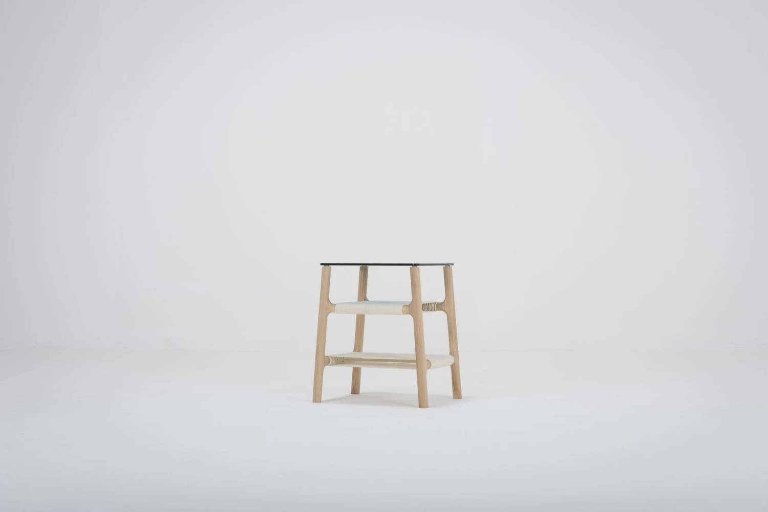 Gazzda FAWN Beistelltisch Aus Massiver Eiche Geknüpften Ablagefächern Möbel Gazzda FAWN Beistelltisch Aus Massiver Eiche Geknüpften Ablagefächern Möbel