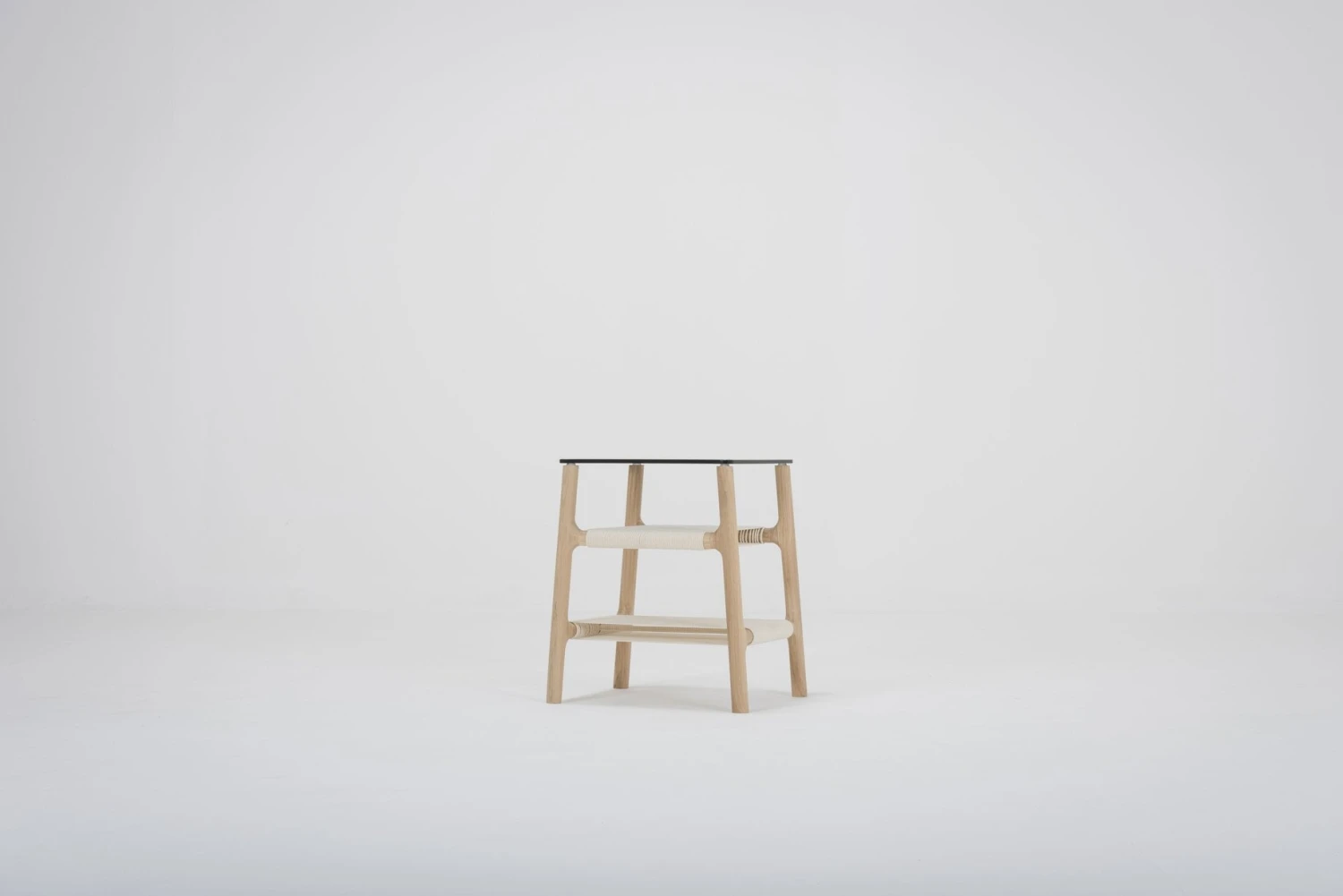 Gazzda FAWN Beistelltisch Aus Massiver Eiche Geknüpften Ablagefächern Möbel Gazzda FAWN Beistelltisch Aus Massiver Eiche Geknüpften Ablagefächern Möbel