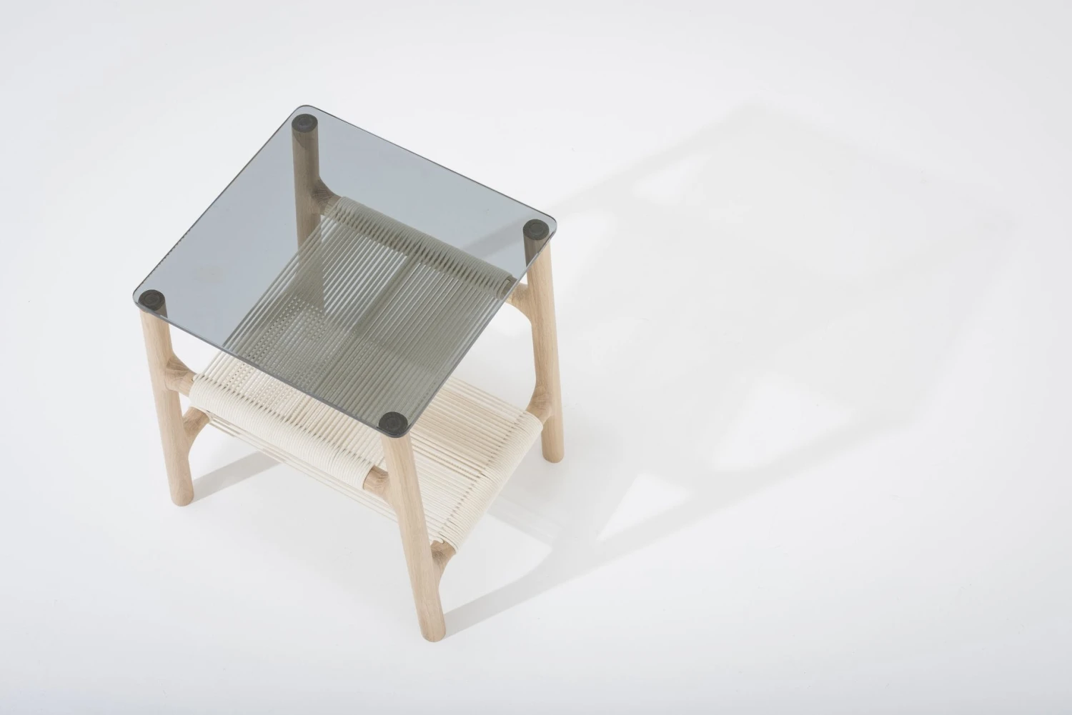 Gazzda FAWN Beistelltisch Aus Massiver Eiche Geknüpften Ablagefächern Möbel Gazzda FAWN Beistelltisch Aus Massiver Eiche Geknüpften Ablagefächern Möbel
