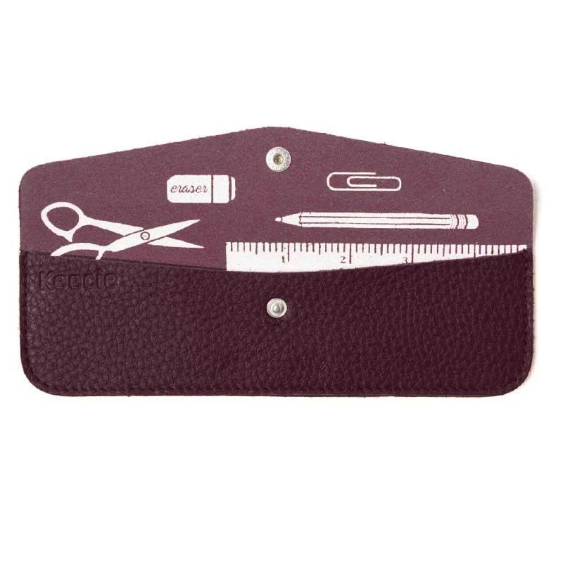 Keecie Stifteetui Pen Pal Aus Leder In Aubergine Mit Siebdruck Auf Der Innenseite Bürobedarf 4 Keecie Stifteetui Pen Pal Aus Leder In Aubergine Mit Siebdruck Auf Der Innenseite Bürobedarf
