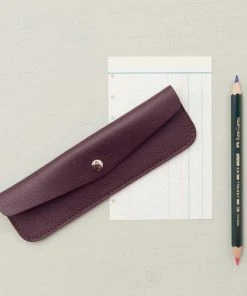 Keecie Stifteetui Pen Pal Aus Leder In Aubergine Mit Siebdruck Auf Der Innenseite Bürobedarf 7 Keecie Stifteetui Pen Pal Aus Leder In Aubergine Mit Siebdruck Auf Der Innenseite Bürobedarf