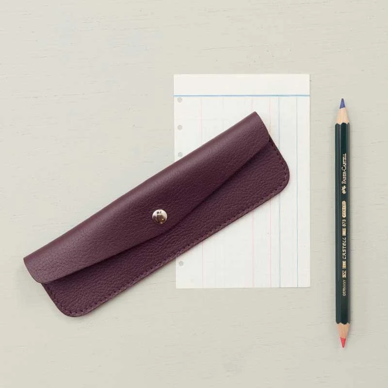 Keecie Stifteetui Pen Pal Aus Leder In Aubergine Mit Siebdruck Auf Der Innenseite Bürobedarf 5 Keecie Stifteetui Pen Pal Aus Leder In Aubergine Mit Siebdruck Auf Der Innenseite Bürobedarf