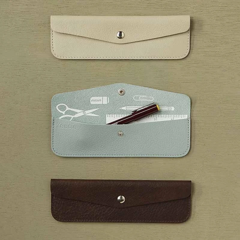 Keecie Stifteetui Pen Pal Aus Leder In Hellgrau Mit Siebdruck Auf Der Innenseite Bürobedarf 4 Keecie Stifteetui Pen Pal Aus Leder In Hellgrau Mit Siebdruck Auf Der Innenseite Bürobedarf