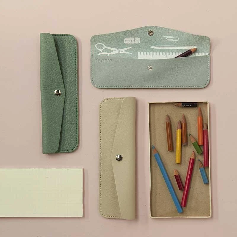 Keecie Stifteetui Pen Pal Aus Leder In Hellgrau Mit Siebdruck Auf Der Innenseite Bürobedarf 6 Keecie Stifteetui Pen Pal Aus Leder In Hellgrau Mit Siebdruck Auf Der Innenseite Bürobedarf