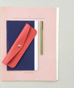 Keecie Bürobedarf Stifteetui Pen Pal Aus Leder In Korallenrot Mit Siebdruck Auf Der Innenseite