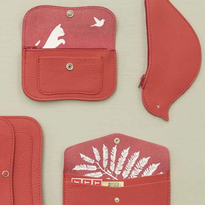 Keecie Geldbörsen Cat Chase Wallet - Korallenfarbene Ledergeldbörse Mit Siebdruck Katzen Keecie Geldbörsen Cat Chase Wallet - Korallenfarbene Ledergeldbörse Mit Siebdruck Katzen