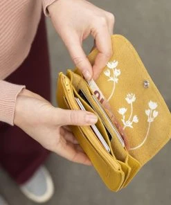 Keecie Geldbörsen Flash Forward Wallet - Gelbe Ledergeldbörse Mit Siebdruck Innenleben 4 Keecie Geldbörsen Flash Forward Wallet - Gelbe Ledergeldbörse Mit Siebdruck Innenleben