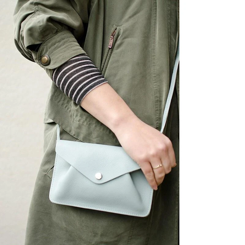 Keecie Backing Vocals Kleine Ledertasche Hellblau / Mint Keecie Backing Vocals Kleine Ledertasche Hellblau / Mint