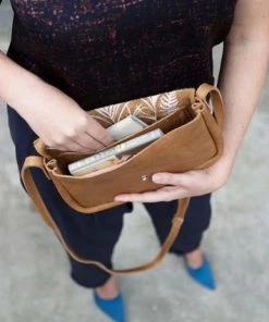 Keecie Kleine Ledertasche Braun Mit Siebdruck Auf Der Innenseite - Humming Along Bag