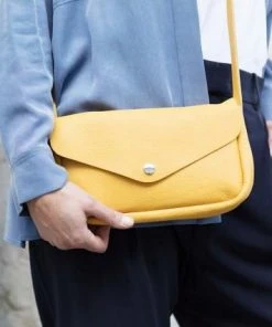 Keecie Taschen Kleine Ledertasche Gelb Mit Siebdruck Auf Der Innenseite - Humming Along Bag