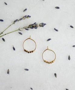 Les Tissages De Camille Mini Creolen Mit Goldfarbenen Perlen