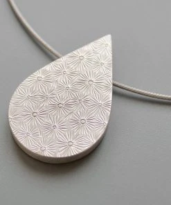 Medaillon Aus Silber Feuerwerk In Tropfenform Von Mabotte Schmuck