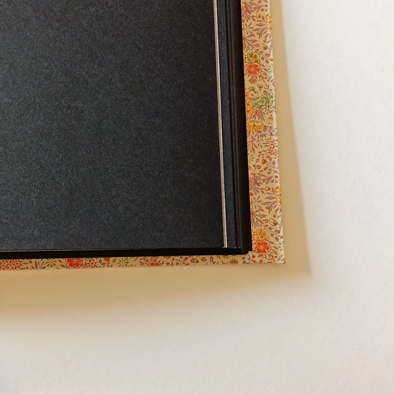 Nauli Fotoalbum XL Sommerblumen Rosa Mit Gelbem Leinenrücken Fotoalben & Leporellos Nauli Fotoalbum XL Sommerblumen Rosa Mit Gelbem Leinenrücken Fotoalben & Leporellos