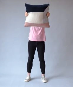 Sophie Home Gestricktes Sofakissen - BRUKA Rosa + Navy - Grau SALE